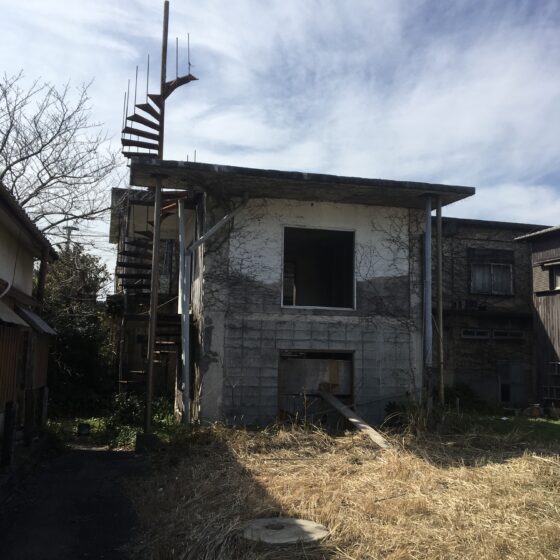 螺旋階段の先に広がる水平線